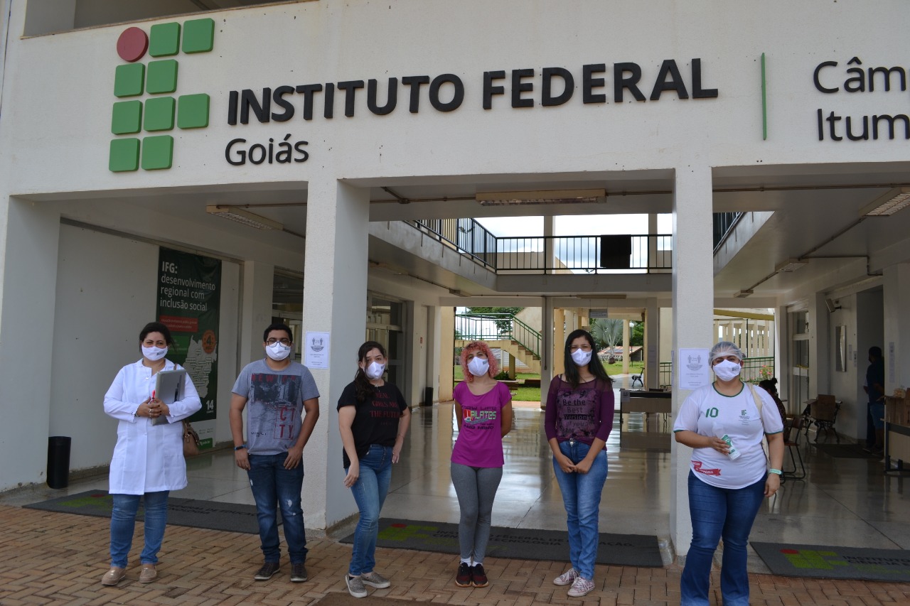 Os estudantes também estão recebendo kit com máscaras de proteção